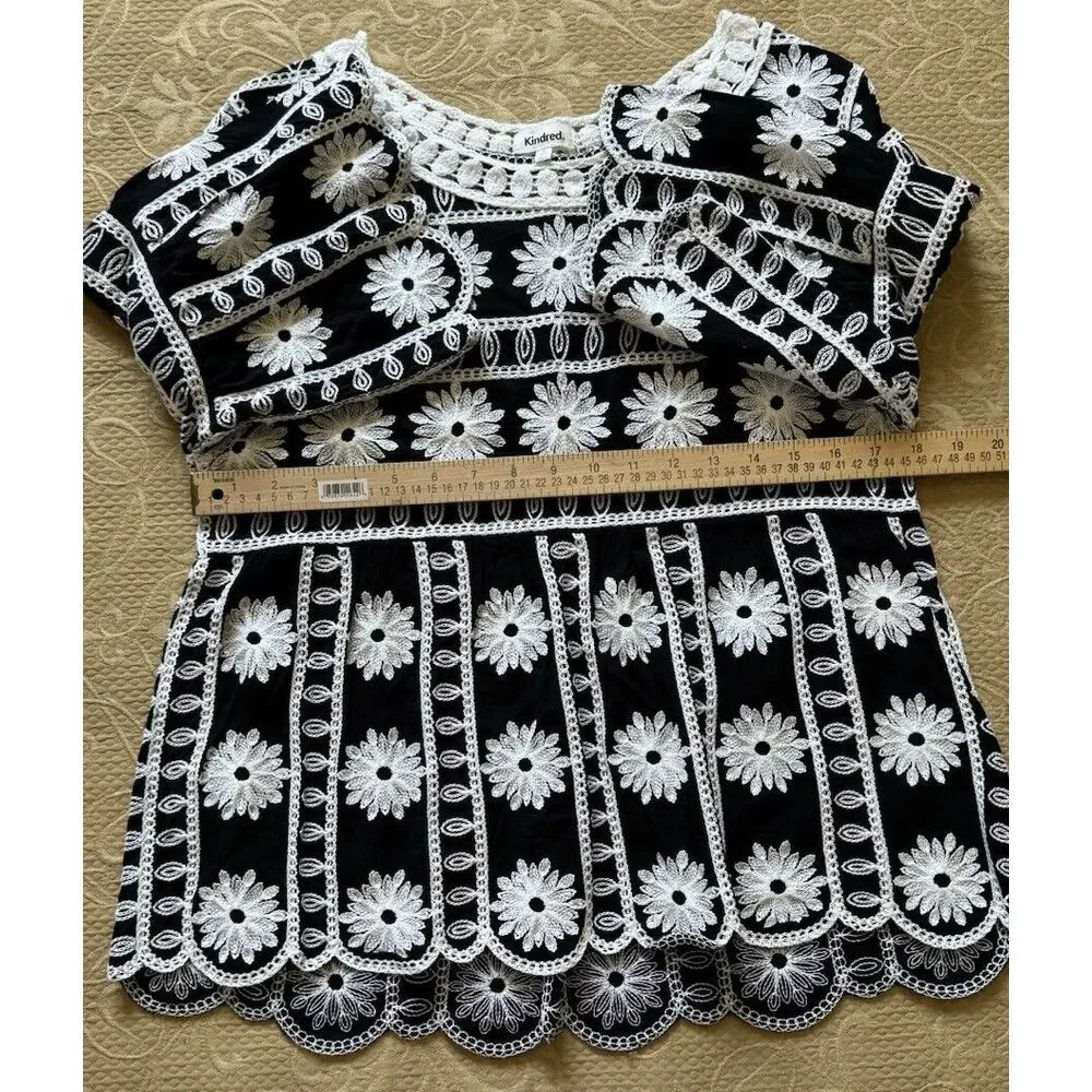Kindred Women's Sz M Black White Scalloped Crochet‎ Embroidered Floral Top